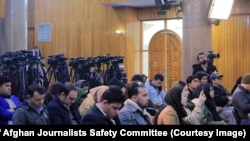 آرشیف- شماری از خبرنگاران حین پوشش یک کنفرانس خبری در کابل