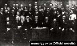 В центрі: президент ЗУНР Євген Петрушевич, державний секретар закордонних справ ЗУНР Степан Витвицький та уповноважений із внутрішніх справ диктатора ЗУНР Сидір Голубович разом із делегацією Західної області УНР. Будинок Директорії в Кам’янці-Подільському, вересень 1919 року