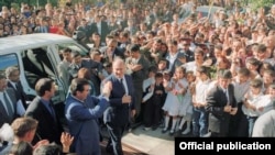 Шоҳзода Карим Оқохони 4 ҳангоми яке аз сафарҳояш ба Тоҷикистон