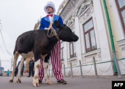 Активист российского общества «Правда о еде» проводит акцию протеста против санкций против России. Москва, 25 сентября 2014 года.