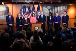 Ненсі Пелосі виступає під час пресконференції, щоб оголосити імена законодавців від Палати представників, які в ролі «прокурорів» вирушать до Сенату