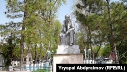 ლენინის ეს ძეგლი ჯალალ-აბადში იდგა 2025 წლის ზაფხულამდე.