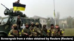 Військовослужбовці 131-го окремого розвідувального батальйону Сухопутних військ ЗСУ святкують звільнення від армії РФ міста Снігурівки, що на Миколаївщині