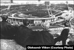 Футбольные зрители на терриконе в Донецке