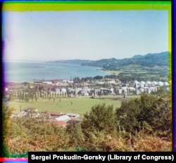 ნავთობის რეზერვუარები ბათუმის მზის ქვეშ. ქალაქი ეკონომიკურად ყვაოდა მას შემდეგ, რაც 1906 წელს დასრულდა იმ დროისთვის მსოფლიოს უდიდესი ნავთობსადენი - ის 885 კილომეტრის სიგრძისა იყო და ბაქოს აკავშირდებდა ბათუმთან. შემდეგ კი, შავი ზღვის პორტიდან ტანკერებს ნავთობის პროდუქტები დასავლეთის ბაზრებზე მიჰქონდათ