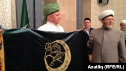 Омски мөфтие Зөлкәрнәй хәзрәт Шакирҗанов (у)Кргановка оешманың әләмен тапшыра