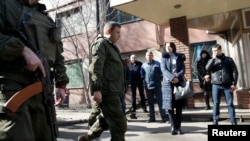 Жикчилдердин лидери Александр Захарченко Донецк шаарындагы Юзов металлургиялык заводунда жүрөт. 1-март, 2017-жыл.