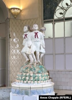 მოცეკვავე პიონერები საერთო აბანოს შუაგულში.