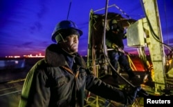 Işçiler Gazagystanyň Gyzylorda sebitindäki nebit guýusynda abatlaýyş işlerini alyp barýarlar. (faýl suraty)