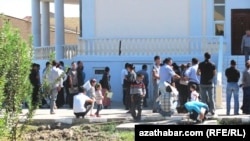 Türkmenistanyň migrasiýa edaralarynyň biriniňöňünde nobata duran raýatlar (Arhiw suraty)