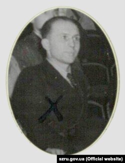 Український громадсько-політичний діяч Любомир-Ежен Гузар (1911–1995) на конференції «Допомогових комітетів». Франція, 1949 рік. Фрагмент світлини, яку у повному форматі подано в основній частині цієї публікації