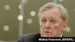 Izmjenama Statuta, nogometni trener, predsjednik Komiteta za normalizaciju NS BiH, kojeg su postavile FIFA I UEFA, Ivica Osim, 'izbačen' je iz Saveza