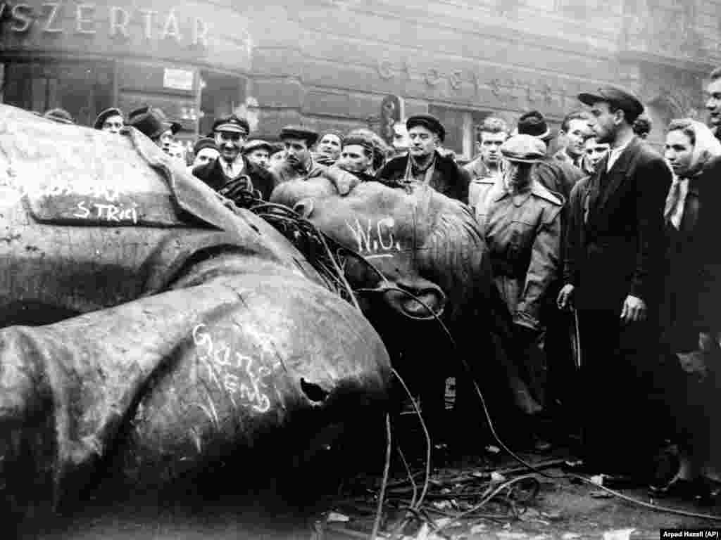Сокинони Маҷористон ё Венгрия дар назди пайкараи афтодаи Сталин дар инқилоби соли 1956 ҷамъ шудаанд. Соли 1956 РАО бо иттиҳоми ин ки бисёр сокинони Венгрияро барои ошӯби зидди коммуннистӣ бапо кардааст, мавриди фишори ҳамлаҳо қарор гирифт. Инқилоби Венгрияро ҳукумати шӯравӣ саркӯб кард, ҳазорҳо нафар ҷон доданд.Баъди чанд сол яке аз мудирони РАО гуфт, ки рисолати радио набояд ин бошад, ки ба мардум бигӯяд, ки чӣ бояд бикунанд, бахусус дар давраи таҷаммуъҳои мардумӣ. 
