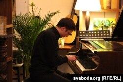 Віталь Стахіевіч выступае перад беларусамі Прагі, 2016 год.