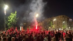 Deo okupljenih ispred Skupštine koji odbijaju da sednu zapalili su baklju