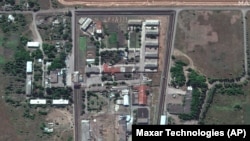 Територія колонії в Оленівці після вибуху 28 липня в бараку, де перебували українські військовополонені. Супутниковий знімок Maxar Technologies, датований 30 липням 2022 року