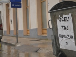 Posteri na kontejnerima u Mostaru 2009. godine, godinu nakon posljednjih održanih izbora