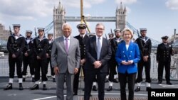Președintele Consiliului European, Antonio Costa, prim-ministrul Marii Britanii, Keir Starmer, și șefa Comisiei Europene, Ursula von der Leyen, alături de membri ai Marinei Regale la bordul unei fregate în centrul Londrei, după summitul Regatul Unit - UE, pe 19 mai 2025
