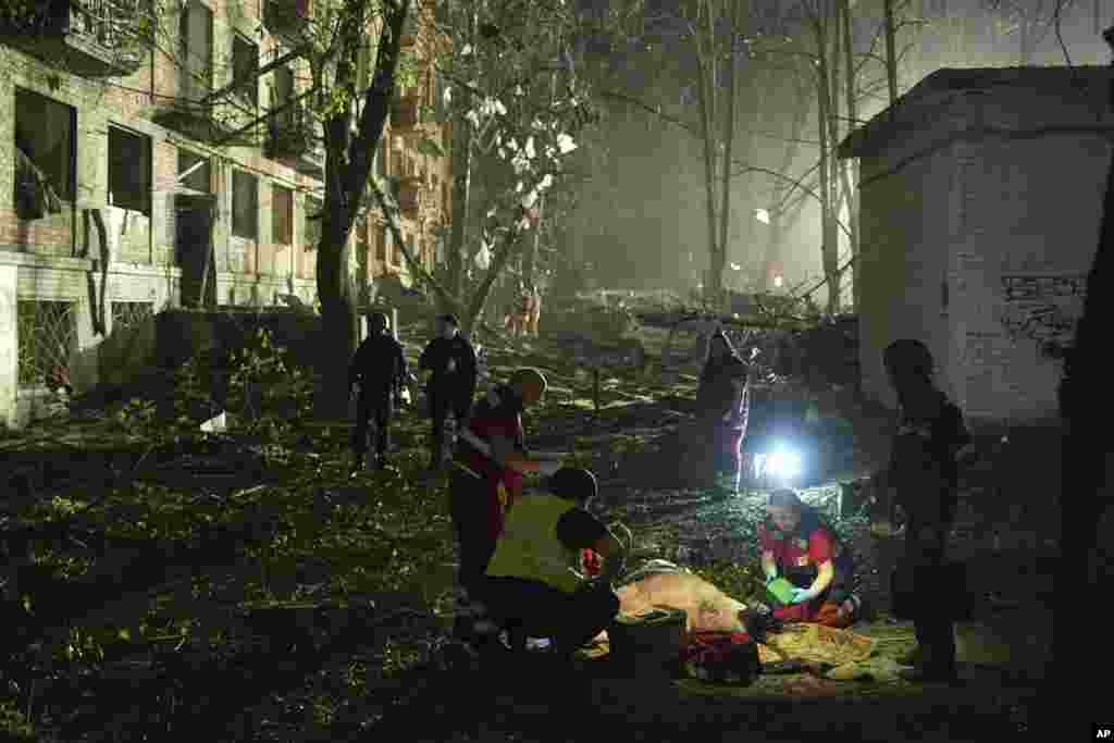 24 aprilie 2025, Kiev, Ucraina – Paramedici ucraineni tratează unul dintre cei răniți în atacul rusesc cu rachete asupra capitalei ucrainene. 