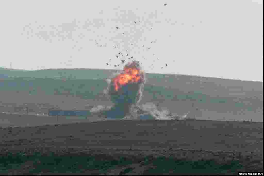 اصابت یک تاماهاوک شلیک‌شده از زیردریایی در جریان آزمایشی در نوامبر ۱۹۹۸ به هدفی در جزیرهٔ سن‌کلمانته؛ محل آموزش و آزمایش سلاح‌های نیروی دریایی آمریکا در سواحل جنوب کالیفرنیاگزارش شده است که در یک تماس تلفنی در اوایل ژوئیه، ترامپ از زلنسکی پرسیده است: «ولودیمیر، می‌تونی مسکو رو بزنی؟ […] پترزبورگ رو هم می‌تونی بزنی؟» گفته می‌شود رئیس‌جمهور اوکراین پاسخ داده: «قطعاً. اگر سلاح‌ها رو به ما بدهید، می‌تونیم.» در ششم اکتبر، ترامپ اعلام کرد که نزدیک است تصمیمی درباره دادن دسترسی کی‌یف به تاماهاوک‌ها بگیرد، اما به خبرنگاران گفت که می‌خواهد «چند سؤال بپرسد» درباره برنامه‌های اوکراین برای استفاده از این سلاح، و افزود: «من به‌دنبال تشدید آن جنگ نیستم.»