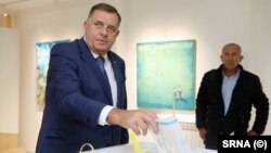 Bivši predsjednik Republike Srpske Milorad Dodik glasa na lokalnim izborima u Banjoj Luci, 6. 10. 2024.