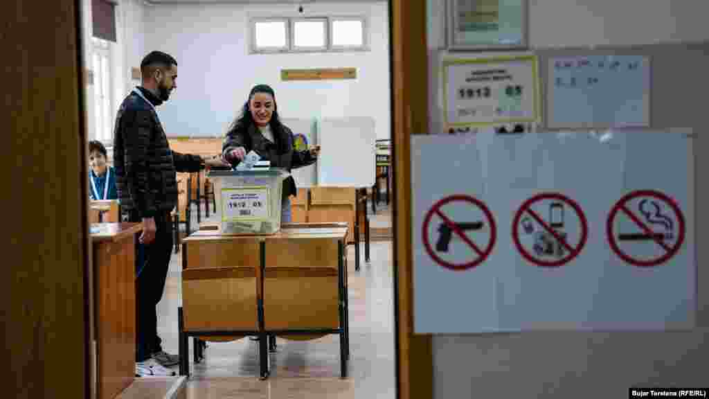 Një grua duke hedhur votën në balotazhin për kryetar komune në një qendër votimi në Prishtinë, 9 nëntor 2025.