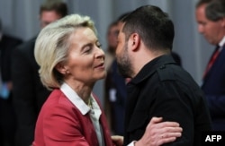 Президент Єврокомісії Урсула фон дер Ляєн та президент України Володимир Зеленський під час робочої сесії 7-го саміту Європейського політичного співтовариства у Копенгагені, Данія, 2 жовтня 2025 року