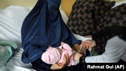 یکی ازاطفال بیمار که توسط داکتر تحت مداوا قرار گرفته است