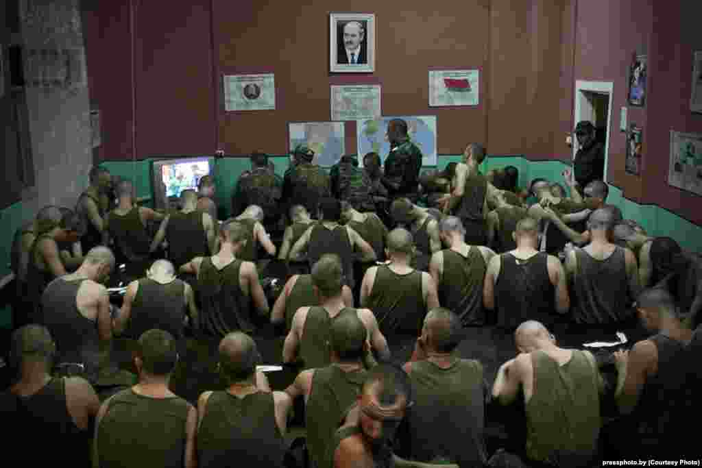 Гран-пры, Паўсядзённае жыцьцё. I месца,&nbsp;Сяргей Гудзілін Прагляд вячэрніх навін абавязковы для ўсіх салдат. У 21.00 усе вайскоўцы тэрміновай службы абавязаныя глядзець інфармацыйную праграму "Панарама" на дзяржаўным канале беларускага тэлебачаньня. Беларусь, Менская вобласьць, Барысаў, 60 полк сувязі, 6 жніўня 2010 году.