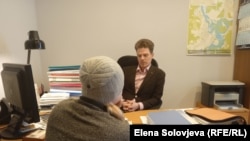 Адвокат Владислав Коснырев и обвиняемая в экстремизме безработная Елена Родвикова