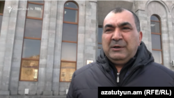 ԳՇ պետի նախկին տեղակալ Տիրան Խաչատրյանը դատարանի շենքի մոտ զրուցում է «Ազատության» հետ, փետրվար, 2025թ.