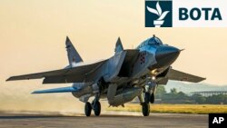 Një avion luftarak rus MiG-31, i pajisur me një raketë Kinzhal, ngrihet nga baza ajrore Hemeimeem në Siri në vitin 2021.