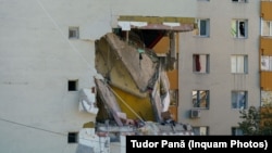 Posibila cauză a exploziei din cartierul Rahova ar putea fi scurgeri de gaze provocate de un scurtcircuit subteran, în exteriorul blocului.