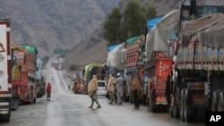 ‌د تورخم پر لار ولاړ ټرکونه - انځور له ارشیفه 