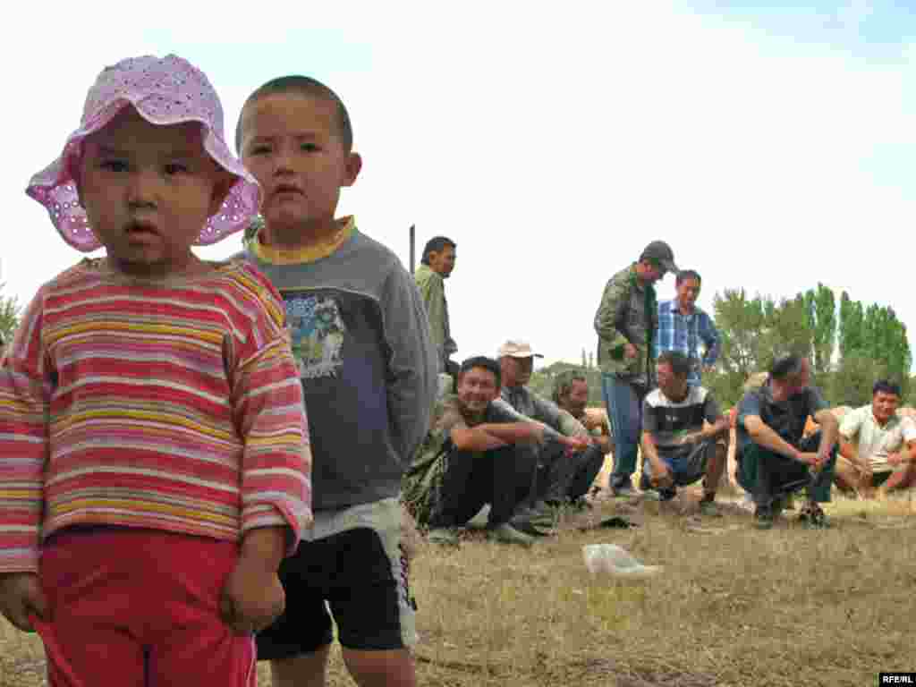 Балалар да баспанамызды бұздыртпаймыз деп, ата-аналарының қасынан кетер емес. Алматы, 16 қыркүйек, 2008 жыл.  - Казахстан – Жилищный кризис. Даже маленьким детям, вместе родителями пришлось отстаивать свое жильё. Микрорайон «Красный Трудовик». Almaty, 16Sep2008 