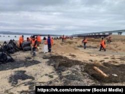 ყირიმის რკინიგზის თანამშრომლები და მოხალისეები მაზუთისგან ასუფთავებენ კუნძულ ტუზლის სანაპიროს. 2024 წლის 29 დეკემბერი