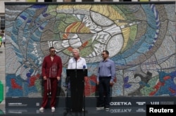 Олександр Усик із Владиславом Чечоткіним та Річардом Бренсоном під час презентації реконструйованої мозаїки «Боривітер»