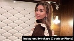 ლუდმილა სვირსკაია, 9 წლის გოგოს დედა, რომელსაც ყოფილი ქმარი შვილის მიმართ განხორციელებულ სექსუალურ ძალადობას ედავება.