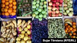 Pemë të ekspozuara në një dyqan në Prishtinë.