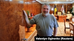 Ігор Коломойський, який тоді очолював Дніпропетровську ОДА, у своєму кабінеті. Дніпро, 24 травня 2014 року