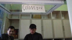 'Umydygär çilimkeşler her gün dükanyň öňüne jemlenýärler'