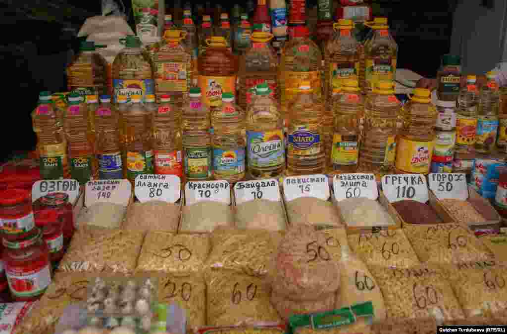 Если в 2020 году пять литров масла стоили 500 сомов, то сейчас те же пять литров масла стоят от 700 до 850 сомов.&nbsp;