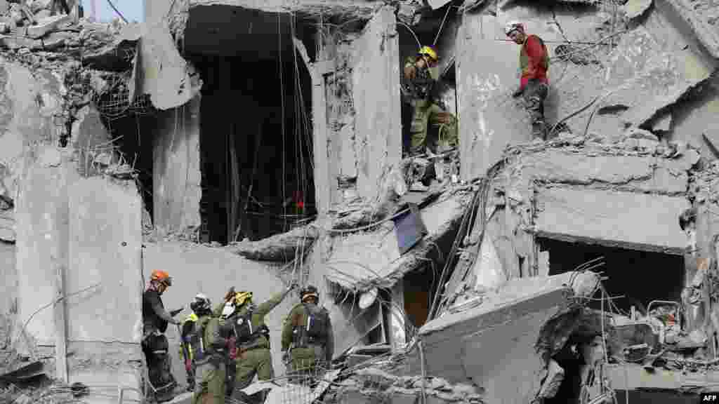 Izraelske spasilačke ekipe proveravaju štetu nanetu zgradi od iranskog raketnog napada u Beršebi.