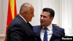 Архивска фотографија - Премиерите на Зоран Заев и Бојко Борисов по потпишувањето на договорот за добрососедство меѓу двете земји во Скопје - 1.08. 2017