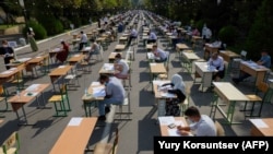 Ўзбекистонда пандемия важидан бу йил ҳам ОТМга кириш имтиҳонлари ўтган йили бўлгани каби стадион ва хиёбонларда ўтказилмоқда