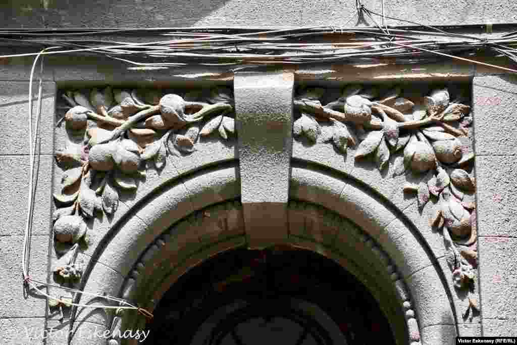 Detaliu al intrării, Str. Sfinților, București