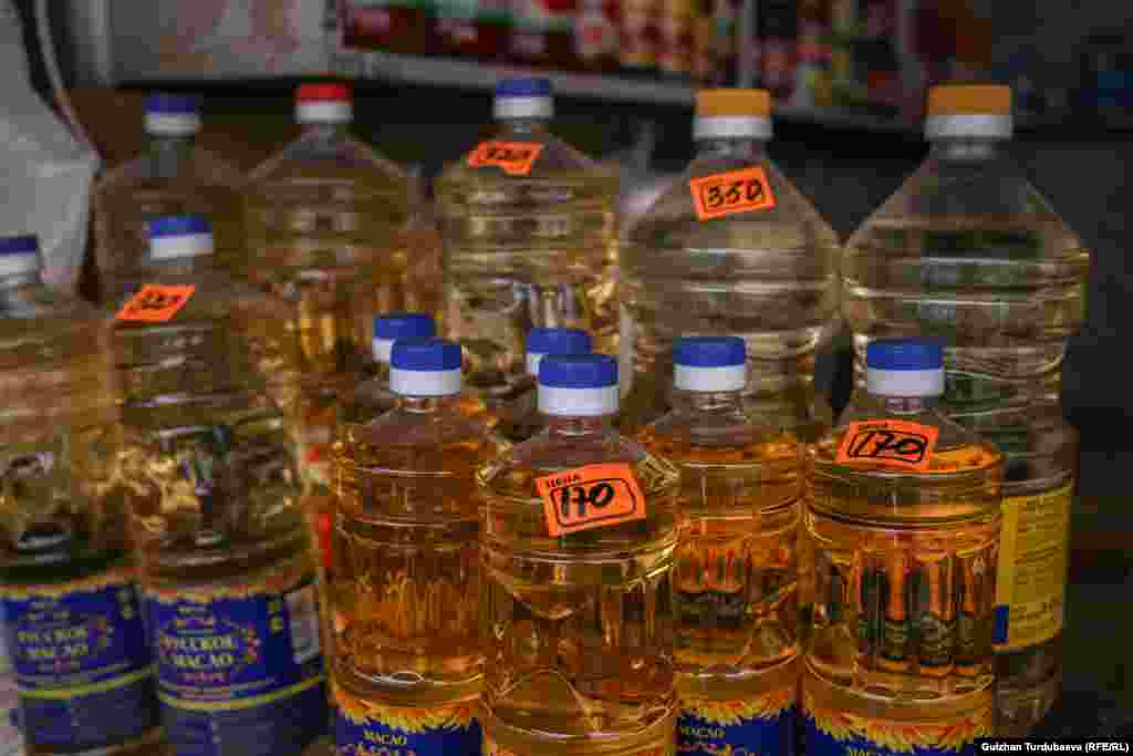 В марте 2020 года литр масла можно было купить от 60 до 90 сомов. Сейчас литр масла продается от 150 до 170 сомов.&nbsp;