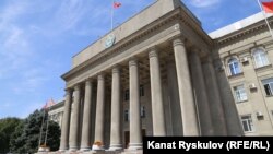 Өкмөт үйүнүн имараты.