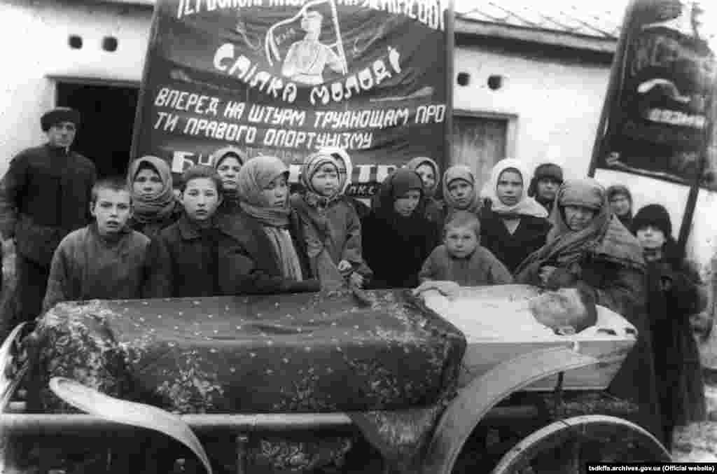 Похорон сільського активіста в селі Сергіївка Червоноармійського району Донецької області, 1930-і роки