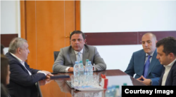 პირდაპირ კადრში - რომეო მიქაუტაძე, მარჯვნივ - კახა ქებურია